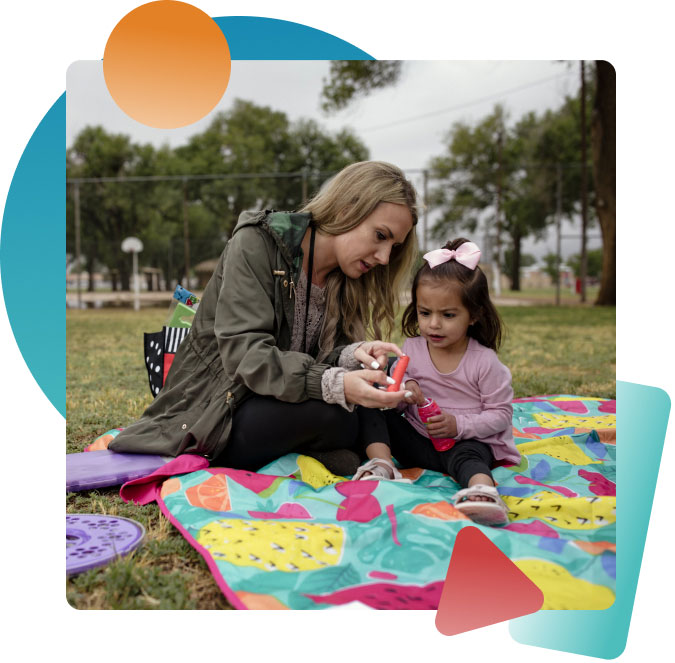 Robyn Marton, especialista en desarrollo, trabaja con un niño pequeño al aire libre