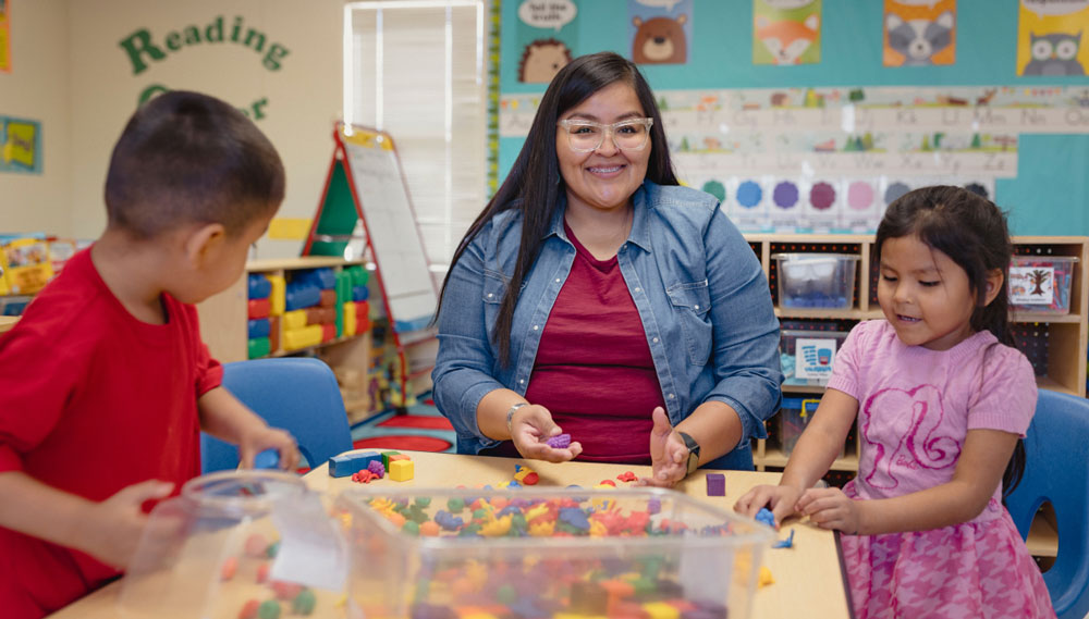 Arlissa Francisco, educadora de Head Start, acompaña a sus estudiantes a jugar con juguetes coloridos.